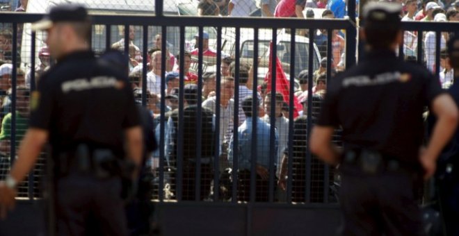 La verja del paso fronterizo de Beni Enzar, en Melilla. / EFE