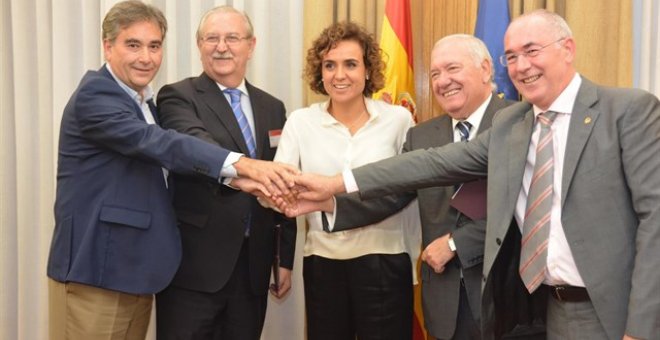 Los representantes del Consejo General de Enfermería junto a la ministra Dolors Montserrat.