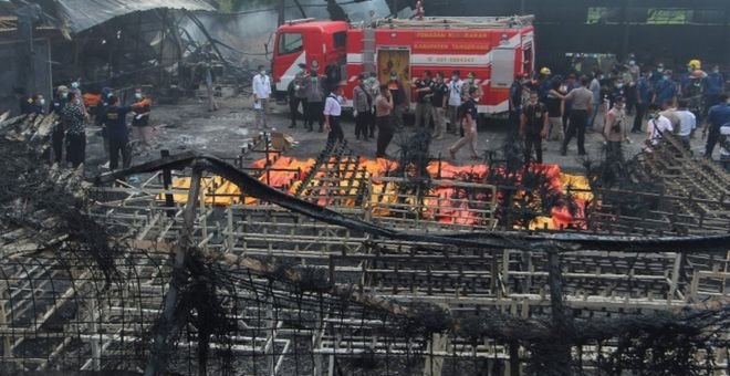 La policía forense en el incendio de la fábrica en Tangerang, Indonesia. AFP/GETTY