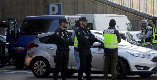 Mas de una veintena de efectivos de la Policía Nacional están tratando de impedir que los Mossos d'Esquadra quemen documentos en una incineradora de Sant Adrià de Besòs (Barcelona). EFE/Quique García