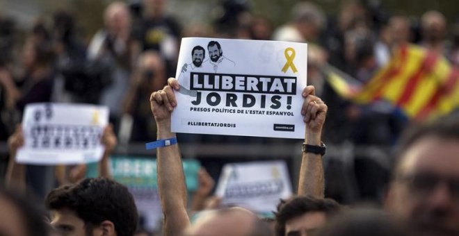 Un momento de la manifestación para pedir la libertad de Jordi Sànchez y Jordi Cuixart, que se celebró el pasado sábado 21 de octubre. / EFE