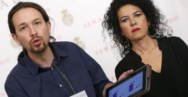 Pablo Iglesias junto con la representante en el Senado de Podemos, Maribel Mora. /EFE