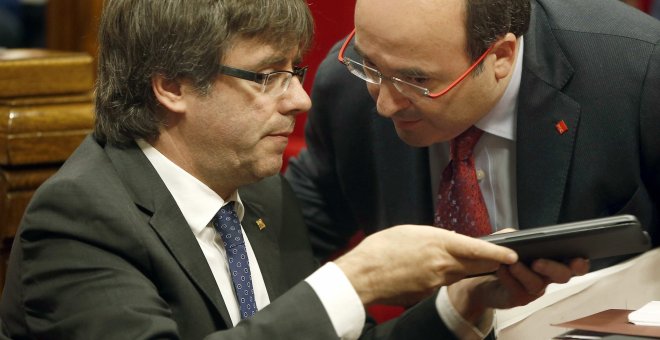 El president de la Generalitat, Carles Puigdemont, conversando con Miquel Iceta, portavoz del PSC. /EFE