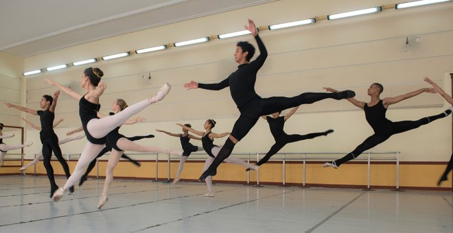 Tras el vuelo de los bailarines sobre el escenario hay una estructura enorme que suma el talento, la vocación al magisterio y la voluntad política.