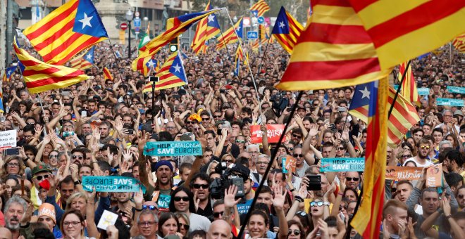 Miles de personas celebran en Barcelona la independencia de Catalunya. - REUTERS