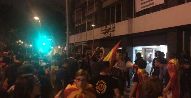 Los ultras en la puerta de Catalunya Ràdio. EP