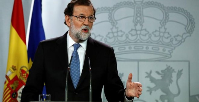 El presidente del Gobierno, Mariano Rajoy, durante la rueda de prensa ofrecida esta tarde en el Palacio de la Moncloa tras la declaración unilateral de independencia en el Parlament de Catalunya. - EFE