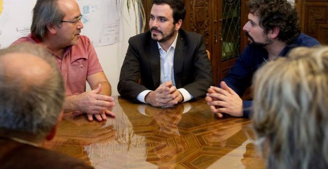 El coordinador general de IU y diputado nacional de Unidos Podemos, Alberto Garzón (c), acompañado del coordinador de IU de Castilla y León, José Sarrión (d), se reúne con el alcalde de Zamora, Francisco Guarido (i), el único alcalde de IU en una capital