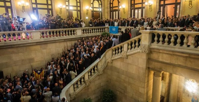 El presidente de la Generalitat, Carles Puigdemont (derecha) junto al vicepresidente, Oriol Junqueras (2d) , realiza una declaración en las escalinatas del Parlament tras aprobarse en el pleno la resolución que insta al Govern a hacer efectiva la declarac