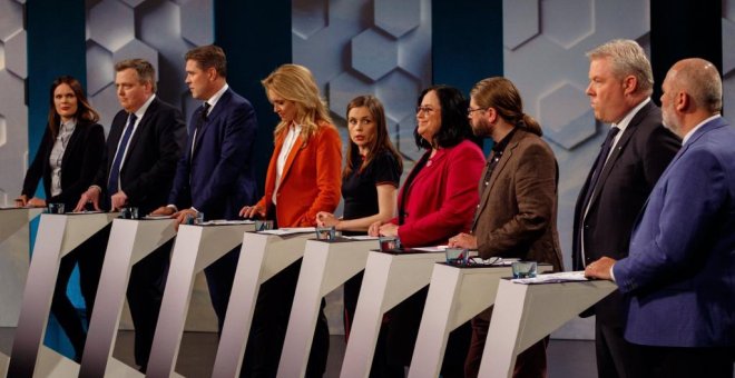 Los líderes de los partidos políticos islandesdes participan en un debate televisado, ayer en Reykjavik. EFE