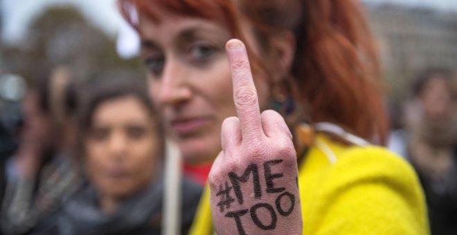 Una mujer protesta en la manifestación de París contra los abusos sexuales a mujeres. EFE/ EPA