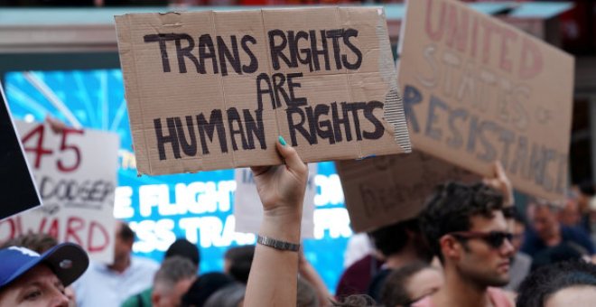 Protesta en Times Square, Nueva York, el pasado mes de julio contra el veto de Trump a los transexuales en el Ejército. /REUTERS