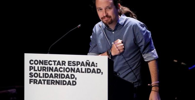 El secretario general de Podemos, Pablo Iglesias, interviene en la jornada que organiza su formación "Conectar España: plurinacionalidad, solidaridad, fraternidad" esta tarde en el Teatro del Círculo de Bellas Artes de Madrid. EFE/ Juanjo Martín