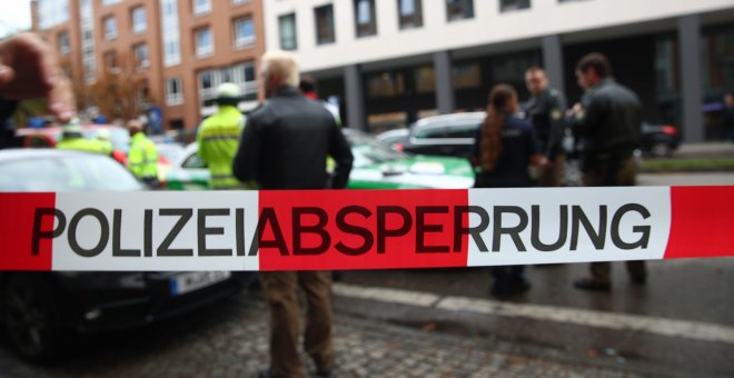 Agentes de la policía alemana custodian una calle en Munich. / Reuters