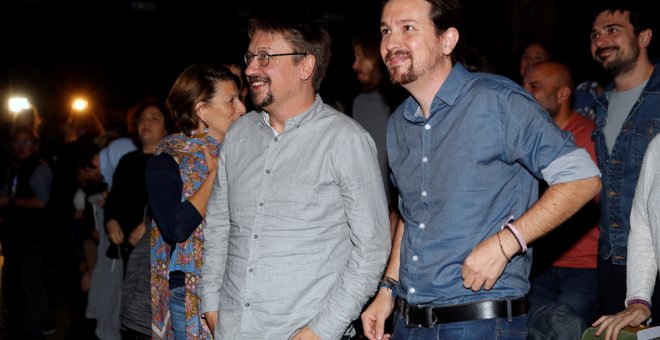 El secretario general de Podemos, Pablo Iglesias y el portavoz de En Comú Podem en el Congreso, Xavier Domenech en la jornada que organiza su formación 'Conectar España: plurinacionalidad, solidaridad, fraternidad' en el Teatro del Círculo de Bellas Artes