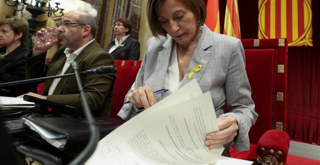 La presidenta del Parlament, Carmen Forcadell, antes del comienzo del pleno de la cámara autonómica del pasado 27 de octubre en la que se aprobó la declaración unilateral de independencia. REUTERS/Albert Gea