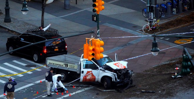 La Policía investiga el vehículo usado por un individuo para arrollar a los viandantes en Nueva York. REUTERS/Andrew Kelly