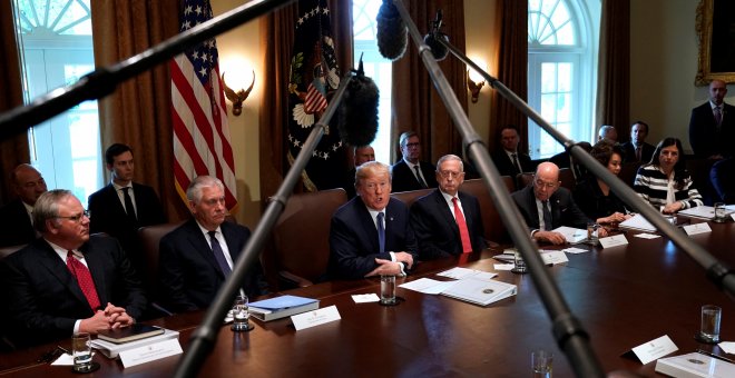El presidente Trump en una reunión junto a su gabinete ejecutivo en la Casa Blanca. REUTERS/Kevin Lamarque