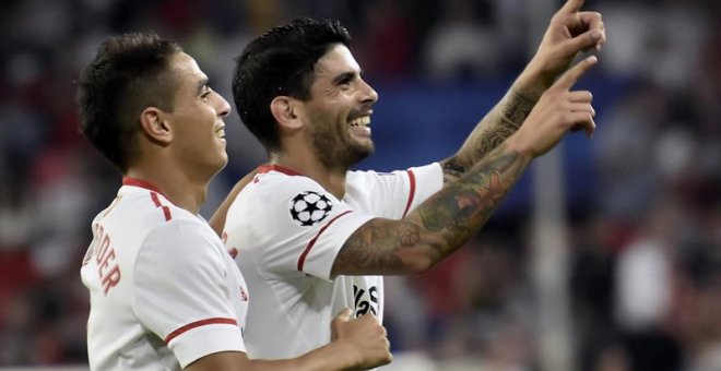 Banega y Ben Yedder celebran uno de los goles del Sevilla. EFE/Raúl Caro
