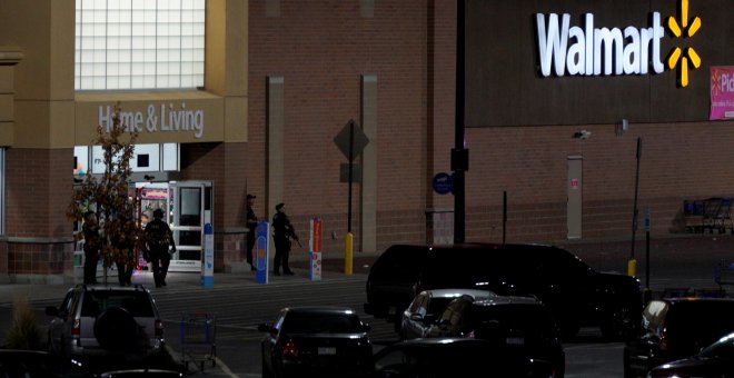 La policía vigila la entrada a la escena de un tiroteo en un Walmart en Thornton, a las afueras de Denver, Colorado. / Reuters