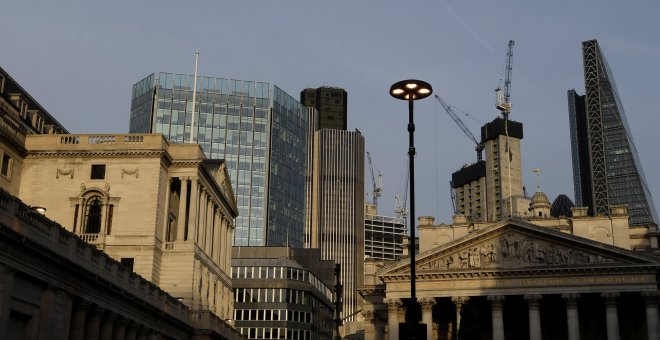 La sede del Banco de Inglaterra, entre los edificios y rascacielos de la City londinense. REUTERS/Toby Melville
