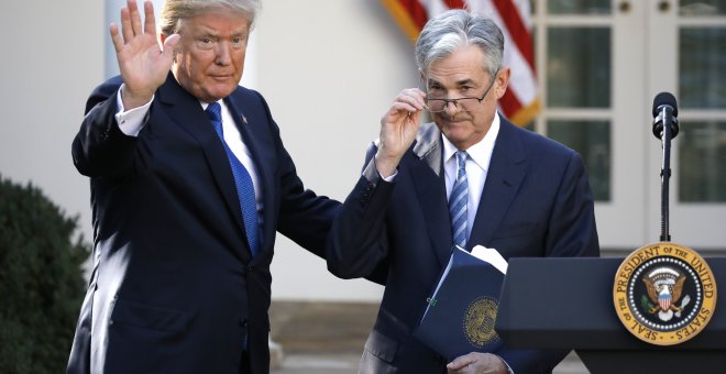 El presidente de EEUU, Donald Trump, saluda tras presentar en la Casa Blanca a  su candidato para presidir la Reserva Federal, Jerome Powell. REUTERS/Carlos Barria