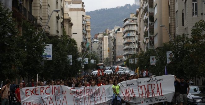 Miembros de Arran, organización juvenil vinculada a la CUP, recorren el barrio de Gracia de Barcelona con motivo de la la huelga general convocada para en Catalunya. EFE/Alberto Estévez.