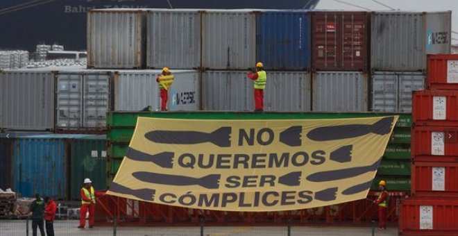 Activistas de Greenpeace protestan por el uso masivo del puerto de Bilbao para trasladar armas a Arabia Saudí (más de 300 envíos en los últimos seis meses). GREENPEACE