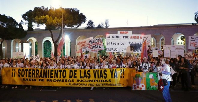 Miles de personas se manifestaron en Madrid para reivindicar el soterramiento de las vías férreas del tren AVE en Murcia capital. - EFE