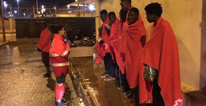 Algunos de los 13 migrantes que lograron entrar en España son atendidos por la Cruz Roja de Ceuta./Twitter @CruzRojaCeuta