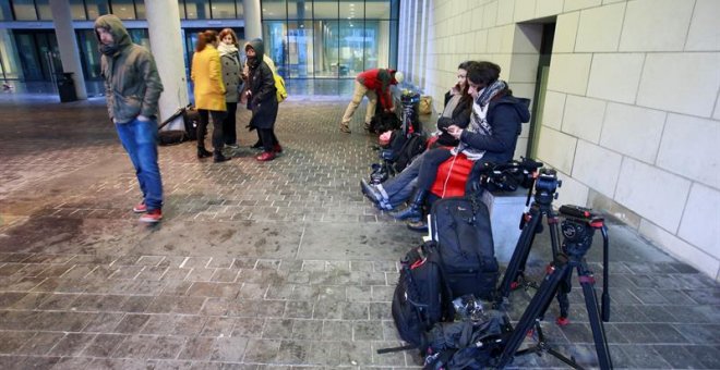 Periodistas y reporteros gráficos permanecen a la entrada de la oficina de la Fiscalía federal belga en el palacio de Justicia de Bruselas, Bélgica, hoy, 4 de noviembre de 2017. La Fiscalía belga aún no ha nombrado al juez de instrucción que deberá decidi