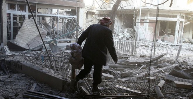 Un hombre camina por las ruinas en la ciudad siria de Douma. REUTERS/Bassam Khabieh