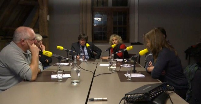 Carles Puigdemont y sus exconsellers durante la entrevista de Mònica Terribas en Bruselas en Catalunya Ràdio. | Twitter