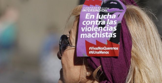 Una mujer con el cartel contra la violencia machista en una marcha. EFE/J. J. Guillén