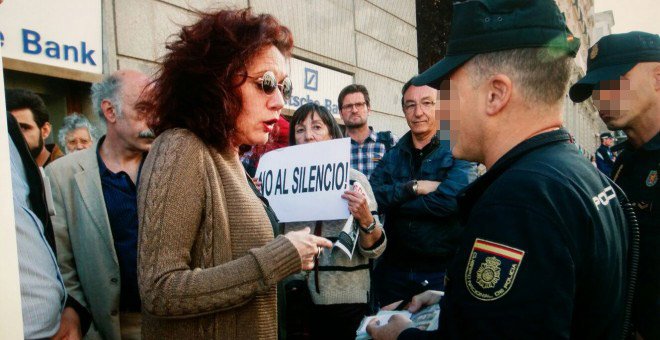Cristina Fallarás hablando con un agente de Policía.