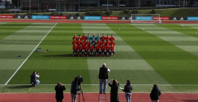 La selección española posa en un entrenamiento en Madrid levando la nueva equipación para la World Cup 2018 . REUTERS/Susana Vera