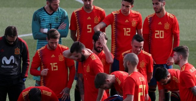 El jugador Marc Bartra bromea con Isco, mientras se preparan para posar con las nuevas equipaciones. REUTERS/Susana Vera