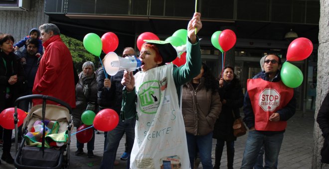 Concentración de activistas para apoyar la ILP por el derecho a al vivienda en la puerta de la Asamblea de Madrid.- @ILPViviendaMad