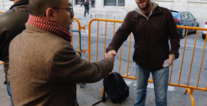 El dimitido secretario general de Podem Albano Dante Fachin saluda al diputado del PdeCat Carles Campuzano en las puertas del Tribunal Supremo, donde ha acudido a declarar la presidenta del Parlament, Carme Forcadell. EFE/ Ángel Díaz