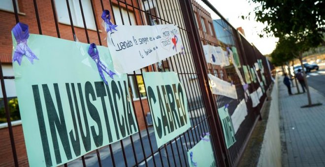 Decenas de carteles de condolencias han sido colgados en el instituto de Elda donde fue tiroteada una mujer por su expareja .EFE/ Manuel Lorenzo