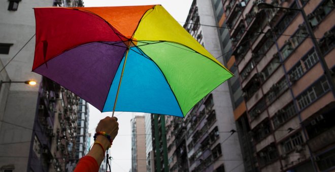 Paraguas con los colores del arcoíris mientras se celebra el Desfile del Orgullo LGBT en Hong kong. / Reuters
