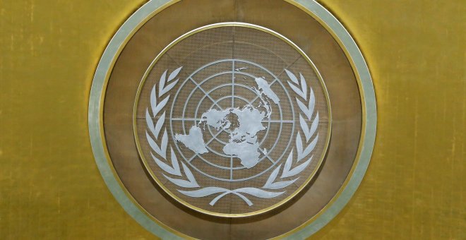 El logo de las Naciones Unidas en el salón de la Asamblea General en la sede de Nueva York. / Reuters