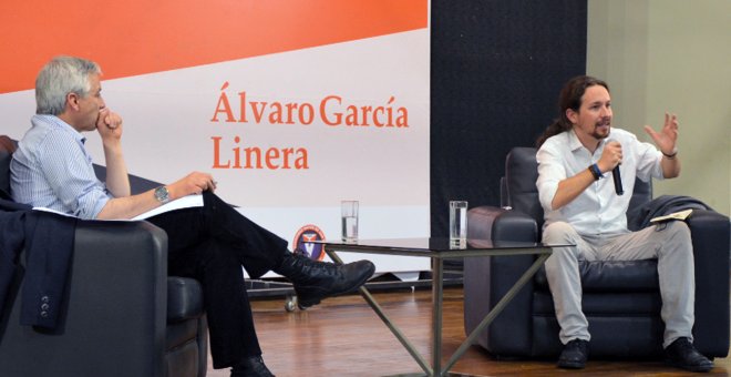 El secretario general Podemos, Pablo Iglesias, hablando junto al vicepresidente de boliviano, Álvaro García Linera, durante una conferencia sobre "Cambio Político y Revolución".EFE/Cortesía Vicepresidencia de Bolivia