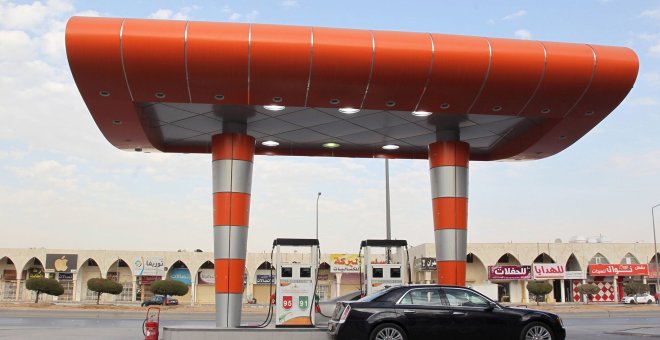 Un conductor espera dentro de su coche para poder repostar en una gasolinera de Riyadh. REUTERS/Faisal Al Nasser