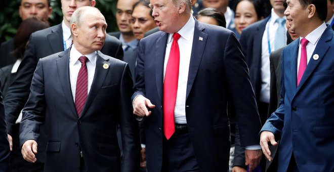 Los presidentes de Rusia y de EEUU, Vladimir Putin y Donald Trump, charlan de camino hacia la foto de familia de la cumbre de la APEC en Danang (Vietnam). REUTERS/Jorge Silva