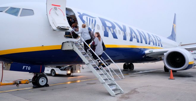 Varios pasajeros embarcan en un avión de Ryanair en el aeropuerto londinense de Stansted. REUTERS/Hannah McKay