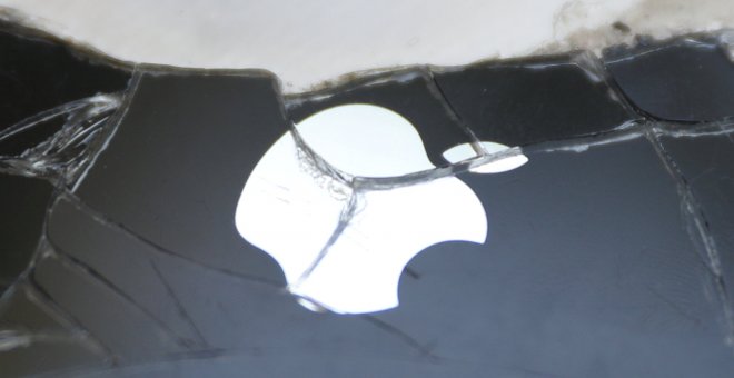 La pantalla partida de un i-Phone fractura el icono de la manzana de Apple.REUTERS/Dado Ruvic