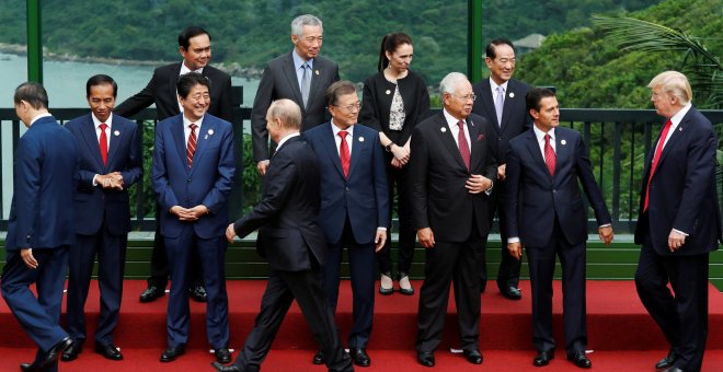 Los presidentes de EEUU y de Rusia, Donald Trump y Vladimir pUTIN, a su llegada para la foto de familia de la cumbre de la APEC en Danang, Vietnam. REUTERS/Jorge Silva