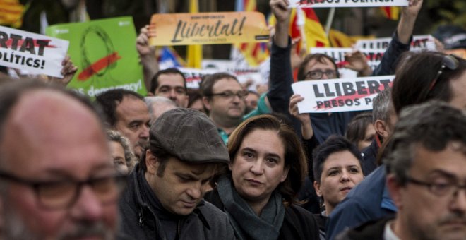 La alcaldesa de Barcelona Ada Colau participa en la manifestación concocada por la ANC y Omnium en Barcelona para exigir la libertad de Jordi Sánchez, Jordi Cuixart y los miembros del Govern cesados, que han sido encarcelados por orden de la Audiencia Nac