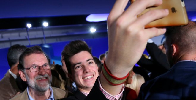El presidente del Gobierno y del PP, Mariano Rajoy, se hace un selfie con un simpatizante tras el acto de presentación de las candidaturas de su partido para las elecciones catalanas del 21-D. REUTERS/Albert Gea